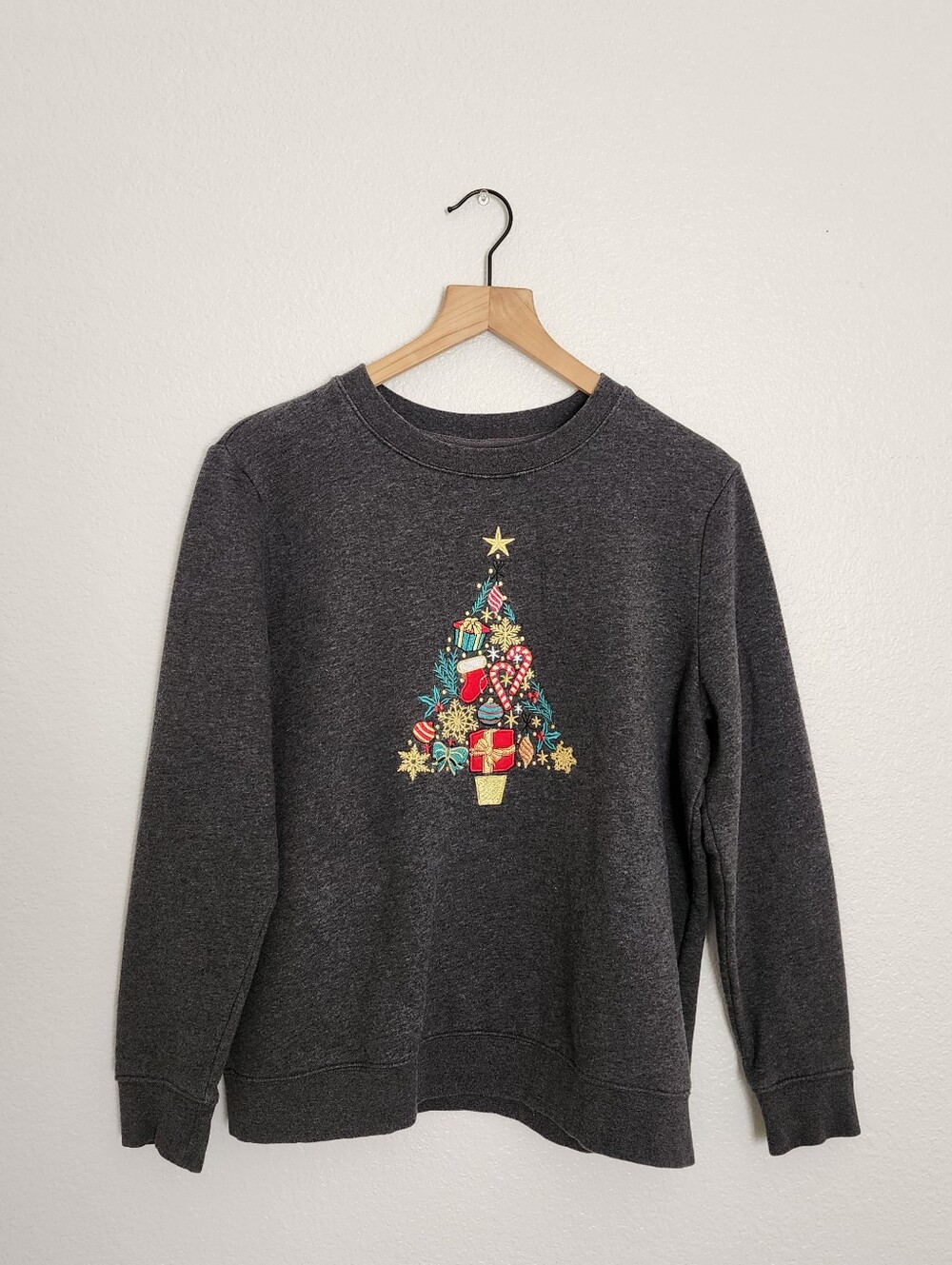 Vintage Holiday Editions Gray Embroidered Tree Crewneck Sweatshirt Medium